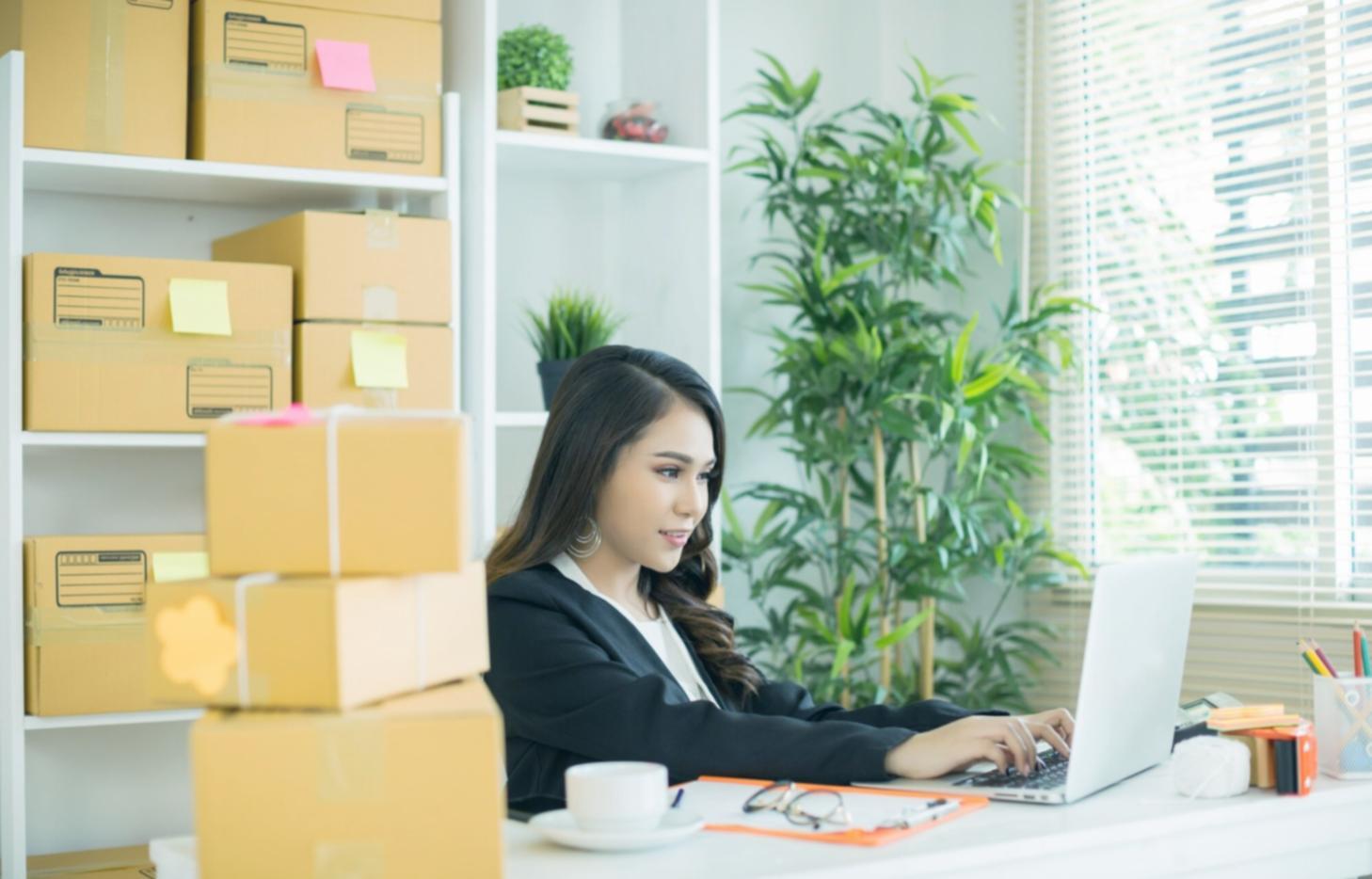 Strukturierte Kursunterlagen mit Notizen und Markierungen