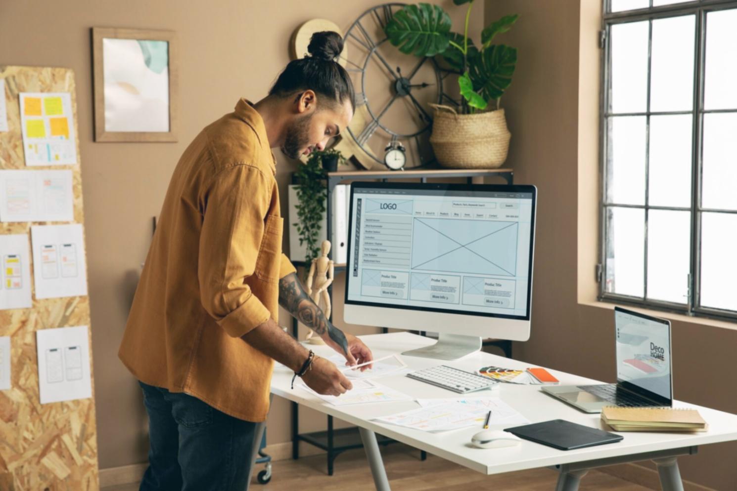 Arbeitsplatz mit Computer und Notizen zur On-Page-Optimierung