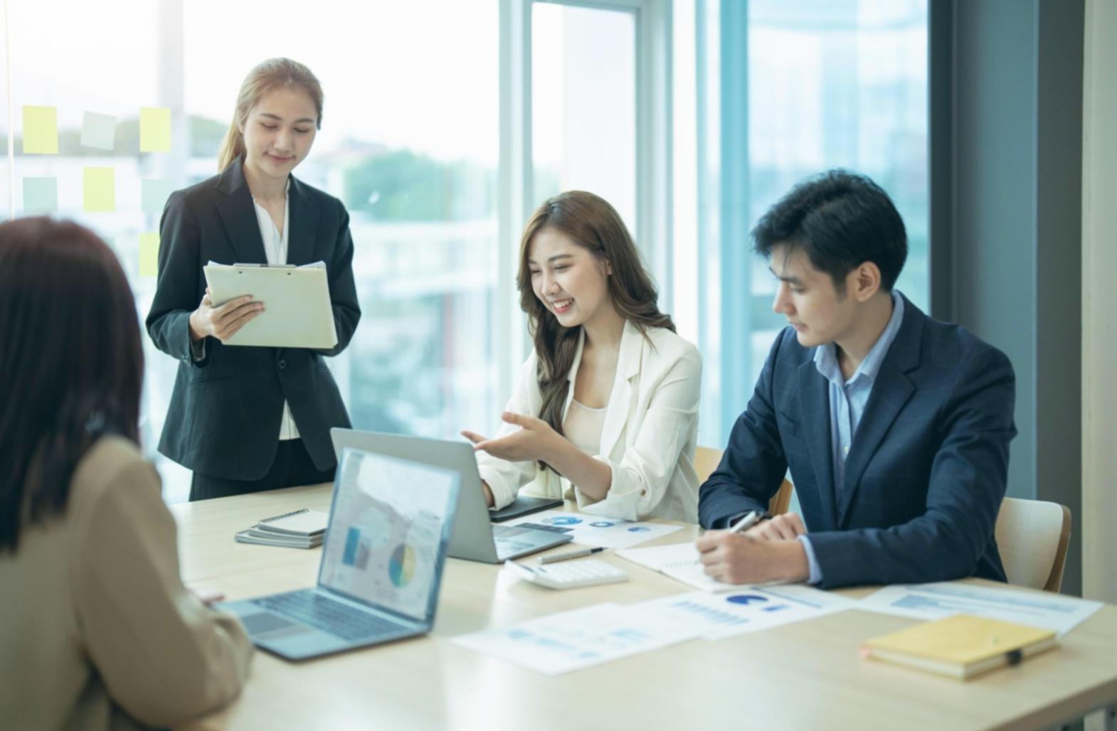 Arbeitsplatz mit Laptop und Notizen für Online-Schulungen