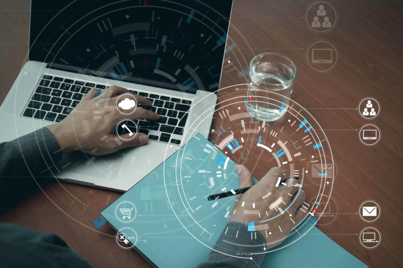 Team bei der Arbeit an Kursinhalten